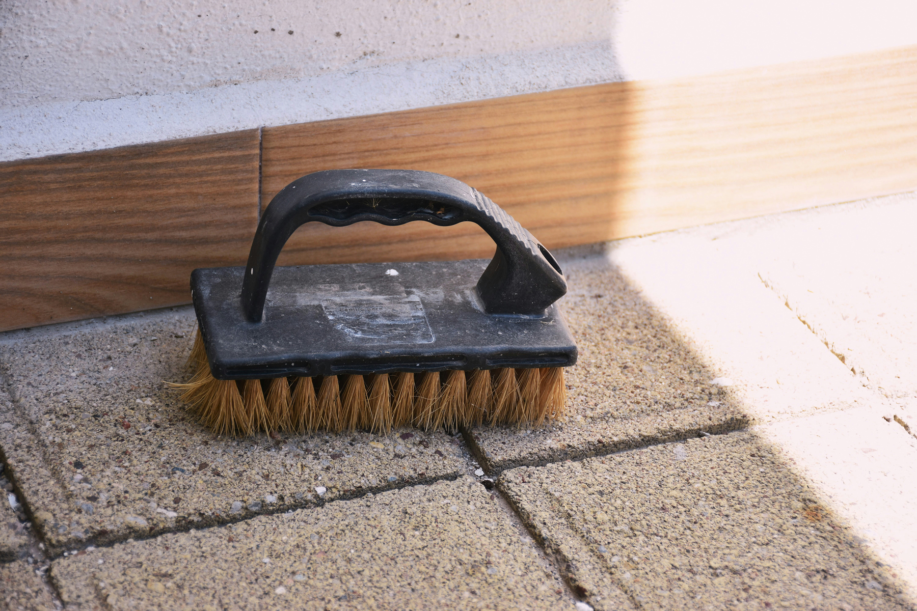 Schrubber mit Stiel für die Terrassenreinigung