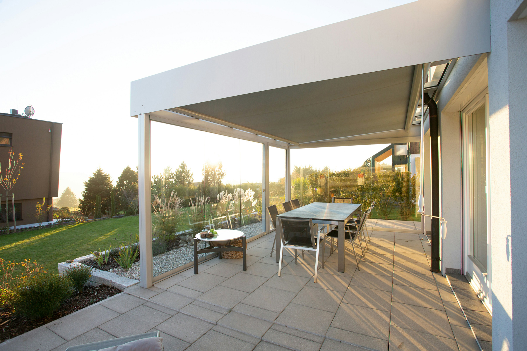 Saubere Terrasse im Garten ohne Grünbelag
